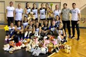 Echipa feminină Universitatea Cluj si jucariile donate de spectatori la finalul meciului cu Belor Galati