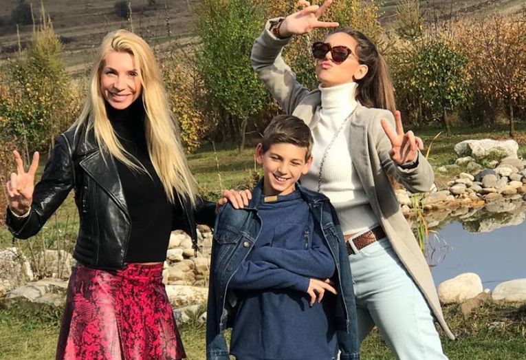 Cristina Pîrv și cei doi copii sunt fericiti la Cluj