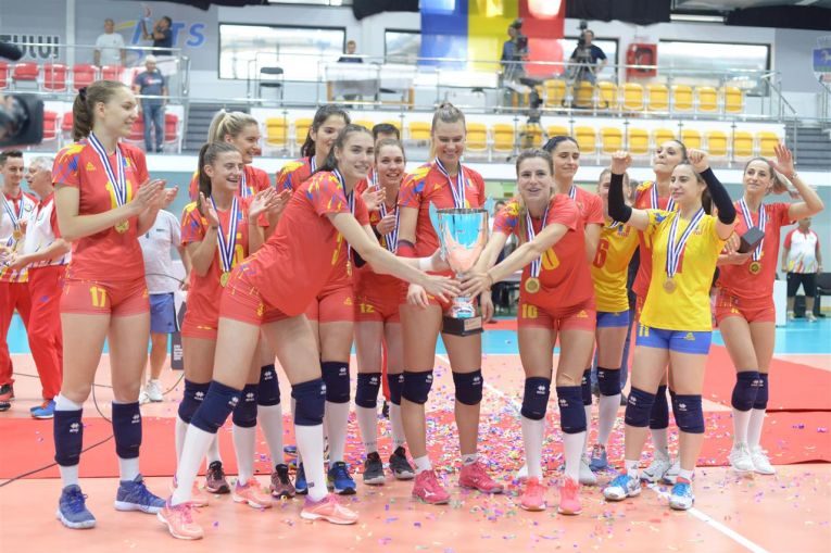 Jucătoarele naționalei feminine de volei a României, bucuroase cu trofeul cucerit după câștigarea Silver League 2019