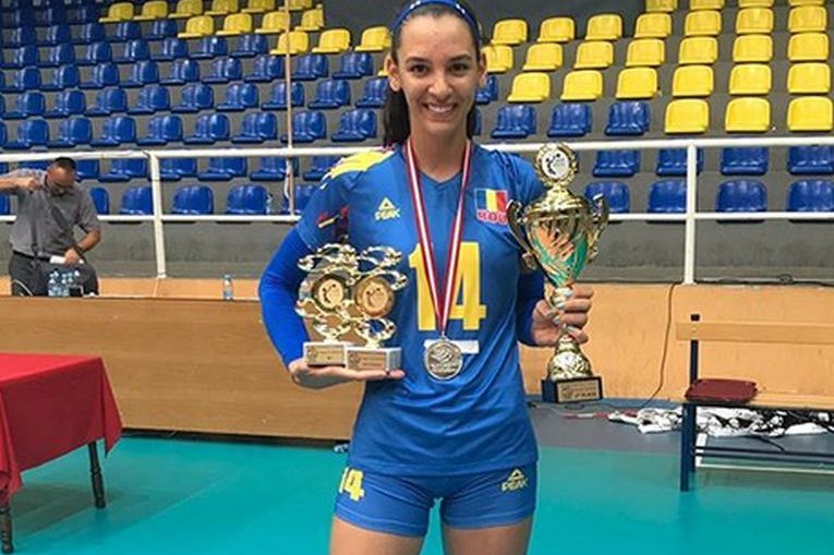 Alexia Căruțașu cu trofeele primite ca MVP și cel mai bun fals al Balcaniadei U17