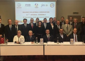 Fotografie de grup a participanților la Adunarea Generală a Asociației Balcanice de Volei de la București. Președintele CEV, Boricic, stă alături de președintele FRV, Gheorghe Vișan