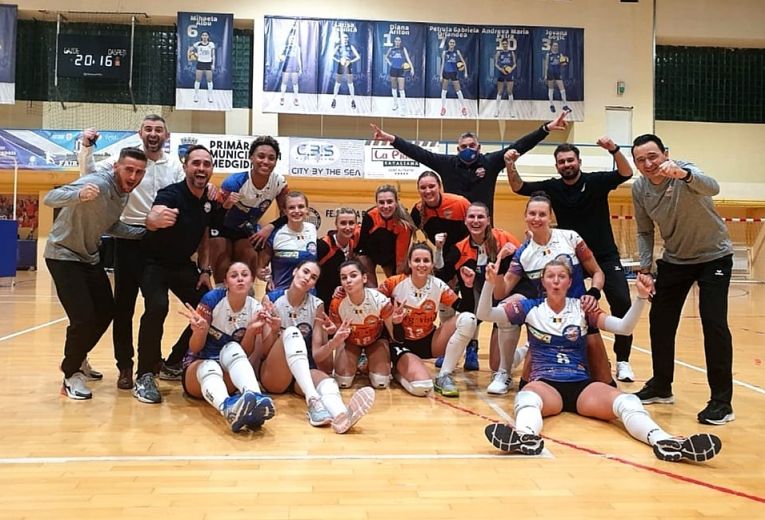 Bucuria fetelor de la CSM Târgoviște după victoria obținută în fața campioanei, Volei Alba Blaj