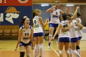 Bucuria fetelor de la Știința Bacău după victoria cu Dinamo (FOTO: Bacăul Sportiv)