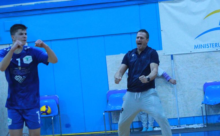 Antrenorul Olimpiei Titanii, Cristian Chițigoi, după un punct câștigat de echipa sa în setul secund al meciului cu Explorări Baia Mare