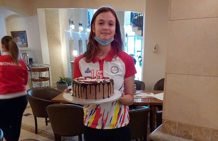 Melania Duțu și-a aniversat împlinirea a 15 ani în cantonamentul echipei naționale U17 (FOTO: Facebook/ FRVolei)