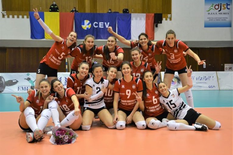 Bucuria fetelor de la Volei Alba Blaj după victoria din sferturile Cupei CEV