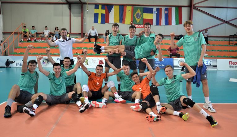 Jucătorii formației CTF Mihai I și bucuria victoriei cu principala rivală, LAPI Dej, la turneului final al campionatului de juniori din 2022