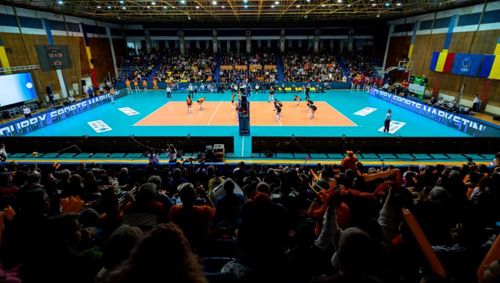 Sala din Târgoviște a fost arhiplină la semifinala cu Blajul din Cupa CEV (FOTO: CEV)