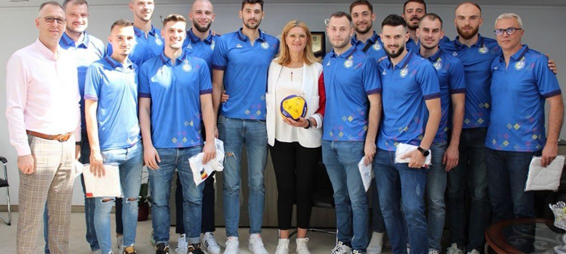 Naționala masculină de volei a fost primită de Elisabeta Lipă, președintele ANS (FOTO: Facebook/ ANS)