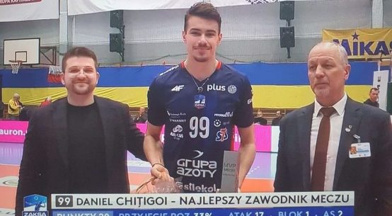 Daniel Chițigoi cu trofeul acordat MVP-ului meciului de sâmbătă, care l-a introdus direct în istoria voleiului polonez.