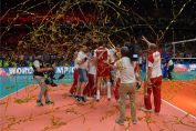 Bucuria polonezilor, la câteva secunde după cucerirea celui de-al doilea titlu consecutiv de campioni mondiali la volei