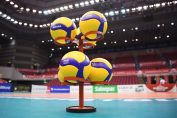 Noile mingi Mikasa, aranjate înaintea meciului SUA - Kenya, de la Cupa Mondială din Japonia