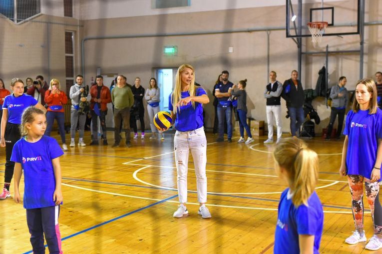 Cristina Pîrv a jucat volei cu cei mici la inaugurarea Academiei Pîrv11 (FOTO: Vakarcs Loránd)