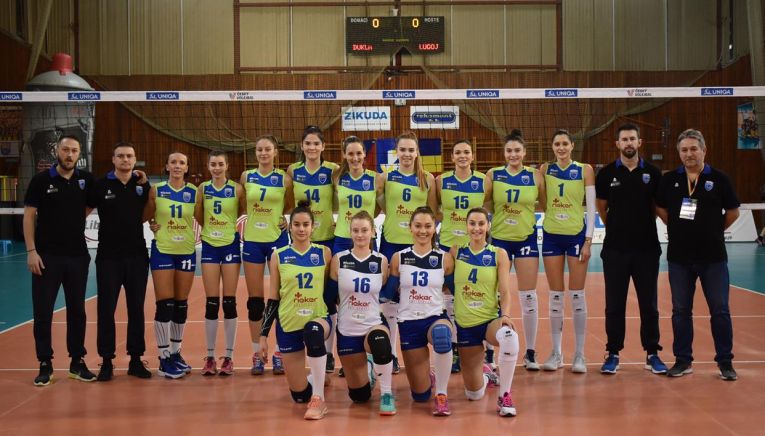 Jucătoarelor echipei feminine de volei CSM Lugoj, la poza de grup de dinaintea meciului cu Dukla Liberec, din Cupa Challenge 2019/ 2020