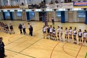 Componentele echipelor feminine de volei SCM U Craiova și Medicina Tîrgu Mureș, la începutul meciului direct din penultima etapă a campionatului regulat al Seriei Vest din Divizia A2
