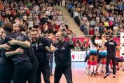Ferhat Akbaș și membrii echipei tehnice, dar și voleibalistele formației Kemik Police, se bucură după un punct câștigat în campionatul Poloniei