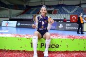 Alexia Căruțașu, cu medalia de aur din Cupa Challengi și trofeul pentru MVP-ul finalei