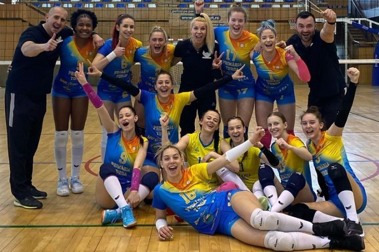 Bucuria fetelor de la ACS Volei Cristina Pîrv Turda după calificarea în turneul de promovare