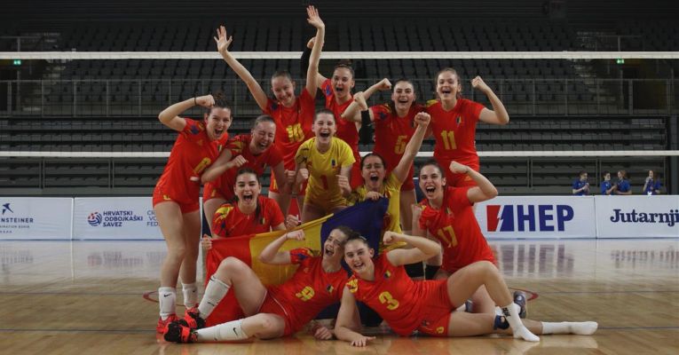 Bucuria jucătoarelor din națoonala României U17 după victoria cu Estonia