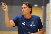 Gianni Crețu le explică jucătorilor din naționala slovenă tactica (FOTO: Federația Slovenă de Volei)
