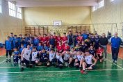 Gianni Crețu, în mijlocul tinerilor jucători participanți la turneul semifinal de speranțe de la Ocna Mureș