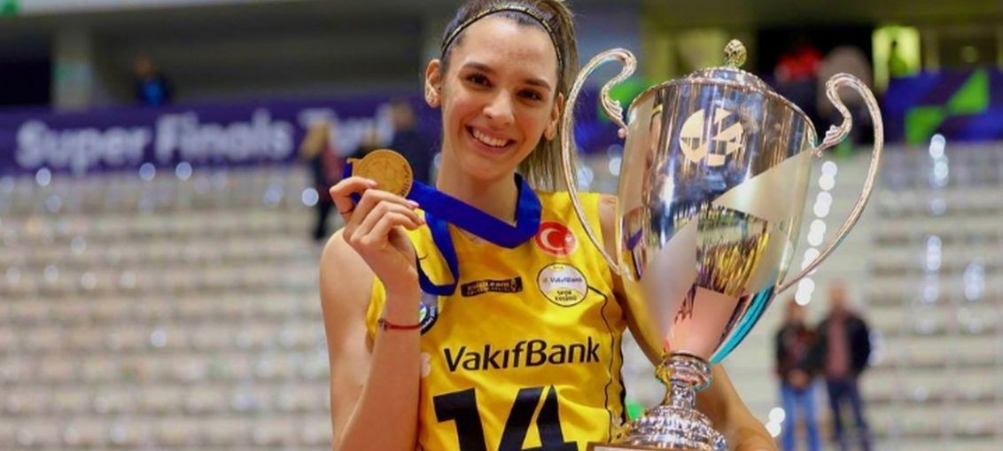 Alexia Căruțașu cu trofeul Ligii Campionilor